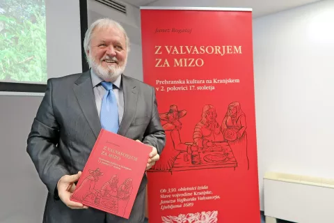 Prof. dr. Janez Bogataj z nagrajeno knjigo / Foto: Igor Kavčič / Foto: 