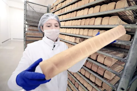 Zaradi koronavirusa je tudi delo v pekarnah prilagojeno novim okoliščinam. / Foto: arhiv Žita/Podravke / Foto: 