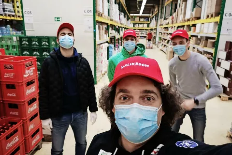 Trenerji prostovoljci pri dostavi izdelkov podjetja Mercator, med njimi tudi Tržičan Mitja Oranič (v ospredju) / Foto: arhiv SZS / Foto: 