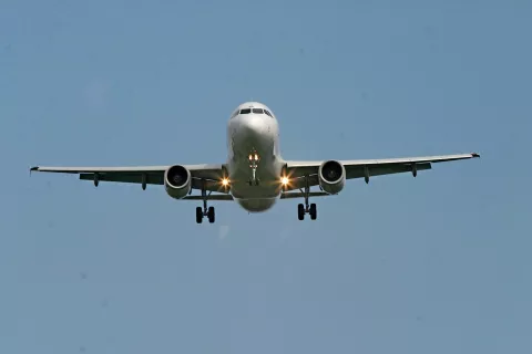 Zunanje ministrstvo je opozorilo, da od 6. aprila ne bo več posebnih letal za zagotavljanje organiziranih vrnitev slovenskih državljanov iz oddaljenih destinacij. / Foto: arhiv GG / Foto: 