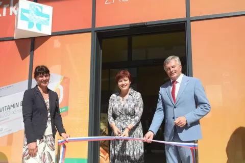 Direktorica Gorenjskih lekarn Romana Rakovec, vodja Lekarne Lesce Tja&scaron;a Budič Kapus in župan Radovljice Ciril Globočnik / Foto: Gorazd Kavčič