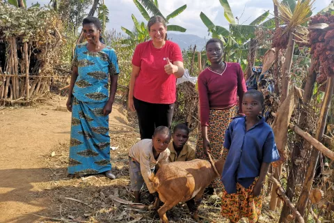 Jana Lampe je poleti po treh letih spet obiskala družine v Ruandi in Burundiju, ki smo jim Slovenci pomagali z nakupom koze. / Foto: Arhiv Jane Lampe, Slovenska Karitas
