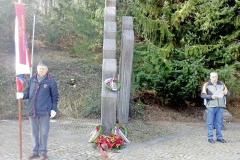 Pri spomeniku na Planici tokrat brez proslave, le s spominskimi venci in recitacijo / Foto: Združenje borcev za vrednote NOB Kranj / Foto: 