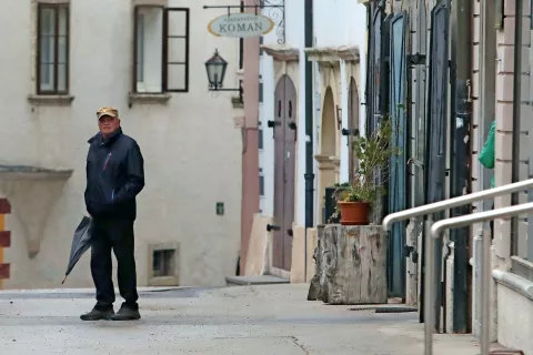 Upokojenci z najnižjimi pokojninami bodo aprila prejeli od 130 do 300 evrov solidarnostnega dodatka. Slika je simbolična. / Foto: Gorazd Kavčič / Foto: 