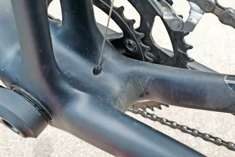 V najbolj skritih delih kolesa se nabira največ umazanije. / Foto: 