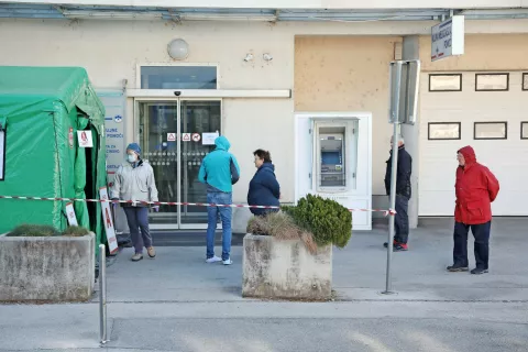 Vlada je ukinila delovanje Kriznega štaba za zajezitev in obvladovanje epidemije covida-19, operativne naloge prevzemajo ministrstva. / Foto: Gorazd Kavčič / Foto: 