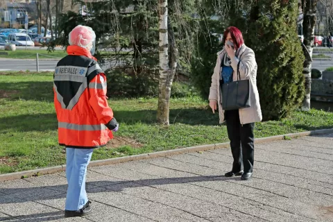 Mladi zdravniki Slovenije svetujejo vsem ljudem, naj ob nujnih izhodih od doma nosijo masko, četudi iz blaga (slika je simbolična). / Foto: Gorazd Kavčič / Foto: 