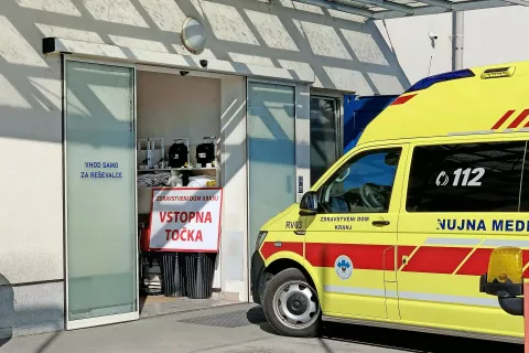 Okužbo z novim koronavirusom so danes do 14. ure potrdili pri skupno 414 osebah v Sloveniji, kar je 31 več kot v soboto. / Foto: Tina Dokl / Foto: 