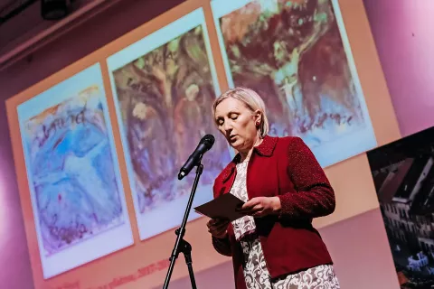 Helena Janežič ob predstavitvi lanskih Pasijonskih doneskov / Foto: 