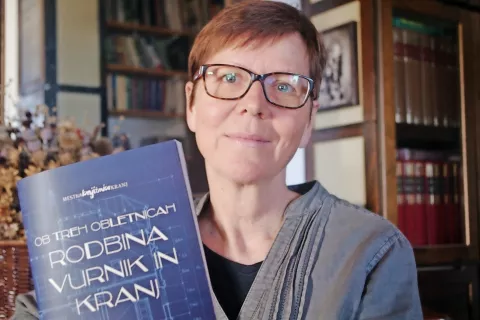 Petra Puhar Kejžar s katalogom Rodbina Vurnik in Kranj / Foto: Vito Pretnar / Foto: 