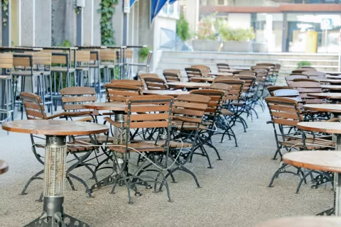 Gostinski lokali so zaprli svoja vrata. Takšen prizor bo za nekaj časa del vsakdanjika. /Foto: Tina Dokl / Foto: 