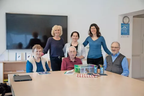 Viktorija Drolec, Brigita Kastelic in Bernarda Mali (stojijo) ter udeleženci Majda Završnik, Jernej Šuštar in Jože Osolnik / Foto: 