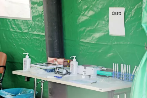 Okužba je bila potrjena pri 181 osebah. / Foto: Tina Dokl / Foto: 