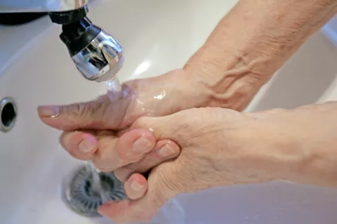 Za omejevanje širjenja okužbe so ključni higienski ukrepi. / Foto: Tina Dokl / Foto: 