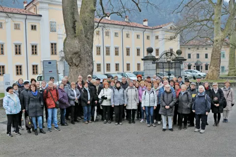 Glasovi izletniki pred Dvorcem Lanthieri v Vipavi / Foto: 