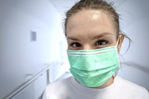 V Sloveniji je bilo do zdaj potrjenih 19 primerov okužbe z novim koronavirusom. Slika je simbolična. / Foto: Gorazd Kavčič / Foto: 