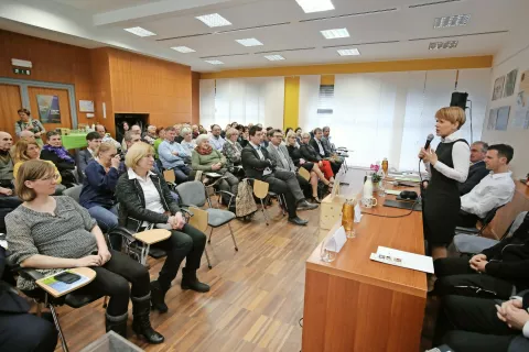 Ministrica Aleksandra Pivec med udeleženci pogovora / Foto: Gorazd Kavčič / Foto: 