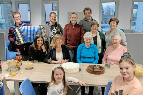 Da je bilo na srečanju smolčkov še bolj veselo, je na orglice in harmoniko zaigral Matic Tičar, razdelili smo darila in pojedli torto. / Foto: 