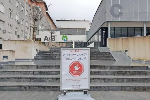 Vstopni točki za odvzem brisa na Gorenjskem sta v zabojniku pred Urgentnim centrom Splošne bolnišnice Jesenice in pred ZD Kranj, kjer v ta namen kot začasna rešitev stoji reševalno vozilo. / Foto: Urša Peternel / Foto: 