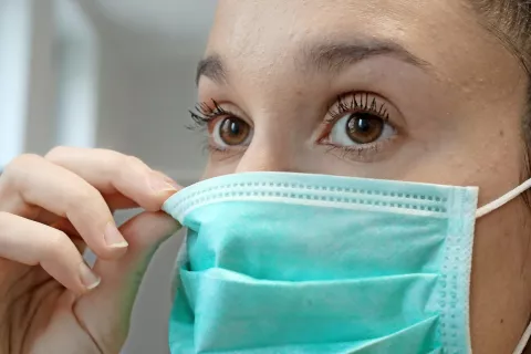 Okužbo z novim koronavirusom so za zdaj v Sloveniji potrdili pri treh osebah (slika je simbolična). / Foto: Gorazd Kavčič / Foto: 