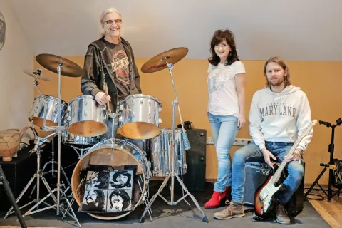 Družina Čemažar z Miko na čelu uživa v glasbi. / Foto: Tina Dokl / Foto: 