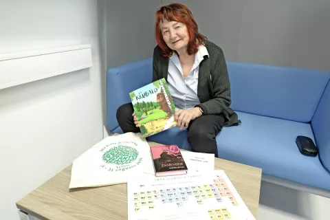 Nika Rožej z nekaj esperantskega čtiva ... / Foto: 