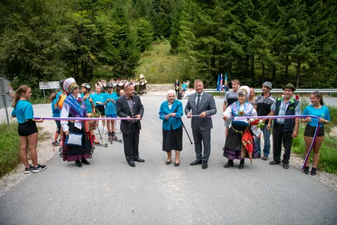 Trak so prerezali direktor TNP Tit Potočnik, častna občanka Občine Gorje Nada Kuralt in gorjanski župan Peter Torkar. / Foto: Primož Pičulin