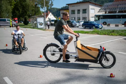 Potekala je tudi praktična predstavitev sistema izposoje koles, modelov e-koles, invalidske e-opreme in preizkus kolesarjenja na poligonu. / Foto: Primož Pičulin