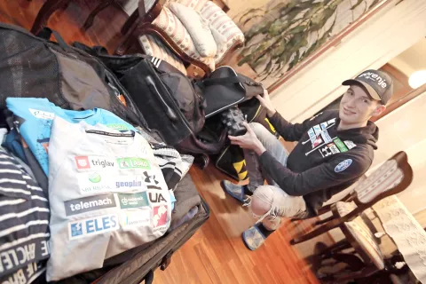 Na tekme v Skandinavijo je včeraj odpotoval tudi Besničan Žiga Jelar. Na zadnji postaji v Rasnovu v Romuniji je na obeh tekmah izboljšal svojo najboljšo uvrstitev v svetovnem pokalu, ki je sedaj osmo mesto. Skakalci so odšli od doma za skoraj tri tedne, zato so s seboj vzeli več stvari kot običajno. / Foto: Gorazd Kavčič / Foto: 