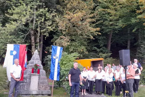 Na nedeljski svečanosti v Strahinju je govoril zgodovinar in poslanec dr. Martin Premk. Za okolico spomenika že leta vzorno skrbi družina Žižek. / Foto: Jože Ko&scaron;njek