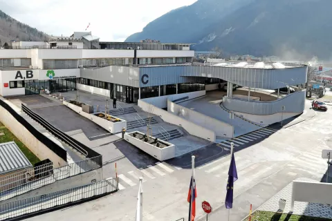 Splošna bolnišnica Jesenice zaradi preprečevanja možnega širjenja okužbe s koronavirusom prepoveduje obiske na vseh oddelkih bolnišnice. / Foto: arhiv GG / Foto: 