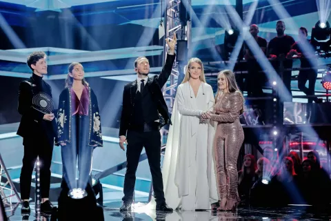 Napet trenutek tik pred razglasitvijo zmagovalke letošnje Eme: na odru sta Ani Soklič in Lini Kuduzović ter voditelju Klemenu Slakonji delala družbo tudi lanskoletna zmagovalca Zala Kralj in Gašper Šantl. / Foto: Tina Dokl / Foto: 