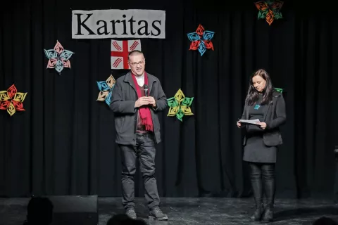 Župnik Franci Alič in voditeljica dobrodelnega večera Mateja Feltrin Novljan / Foto: Tina Dokl / Foto: 