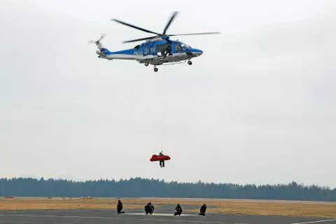 Zmogljivosti novega helikopterja so včeraj na brniškem letališču predstavili v prikazni vaji evakuacije poškodovanega policista. / Foto: Tina Dokl / Foto: 