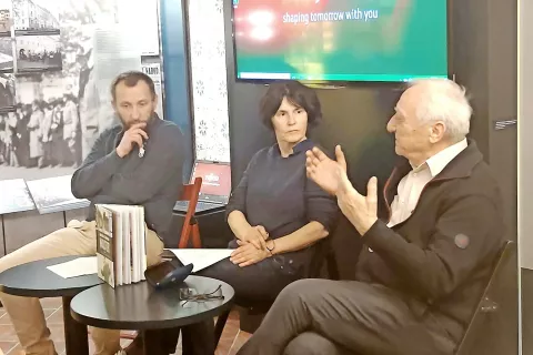 Avtorja Damijan Stepančič in dr. Mihael Glavan sta strip predstavila v pogovoru z Alenko Juvan v Rojstni hiši Rudolfa Maistra. / Foto: 