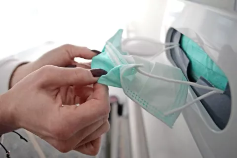 V Sloveniji splošna uporaba zaščitne maske za zdaj še ni potrebna. Če pa se zanje odločimo, je zelo pomembno, da so pravilno nameščene (pokrivajo nos in usta). Na potovanju se svetuje ravnanje skladno z lokalnimi navodili. / Foto: Gorazd Kavčič / Foto: 