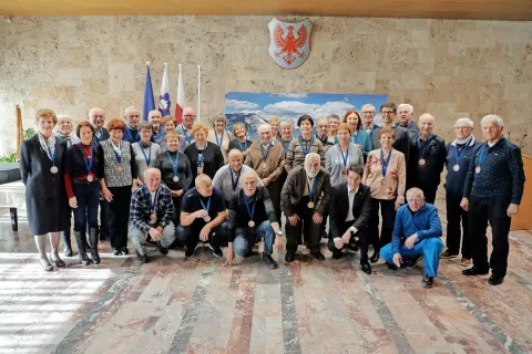 Člani Društva upokojencev Kranj, ki so si zaslužili medalje za športno aktivnost, z županom Matjažem Rakovcem in podžupanom Janezom Černetom / Foto: Tina Dokl / Foto: 