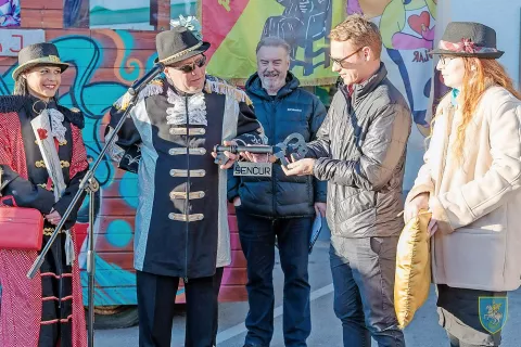 Ključ in oblast sta vse do pepelnice v varnih rokah Godlarjev. / Foto: Franci Brezar / Foto: 