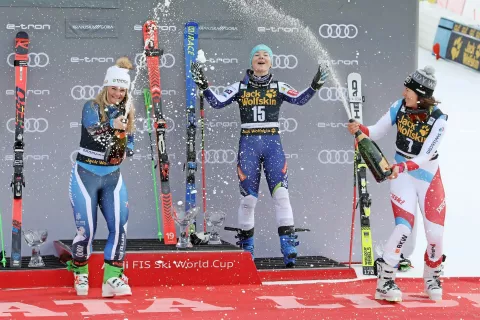Najboljše veleslalomistke so se uspeha v Kranjski Gori veselile na zmagovalnem odru. Med njimi je bila najbolj nasmejana domačinka Meta Hrovat. / Foto: Gorazd Kavčič / Foto: 
