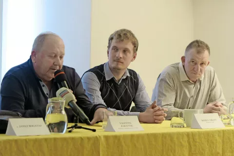 Za večje povezovanje med seboj in s potrošniki se zavzemajo tudi trije kmetje oz. sadjarji s Kamniškega: Valentin Zabavnik, Domen Virant in Jože Korošec. / Foto: 
