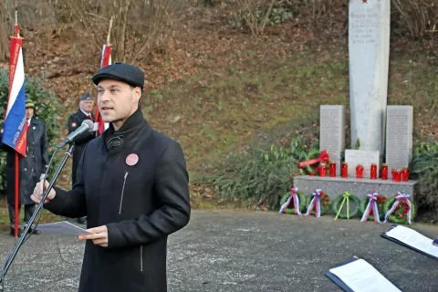 Pri spomeniku za Kamnitnikom je zbrane nagovoril Miha Kordiš. / Foto: Gorazd Kavčič / Foto: 