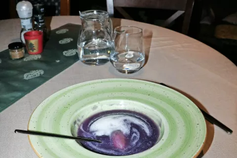 Župa rdečega zelja s skutnimi knedli / Foto: 