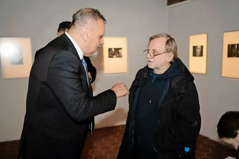 Ob razstavi portretov letošnjih lavreatov sta se v pogovor zapletla minister za kulturo Zoran Poznič in avtor fotografij Tone Stojko. / Foto: Primož Pičulin / Foto: 