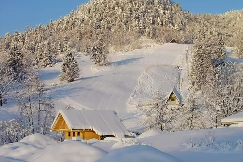 Arhivski posnetek zasneženega smučišča Krpin iz sezone 2005/2006. / Foto: arhiv SK Radovljica / Foto: 