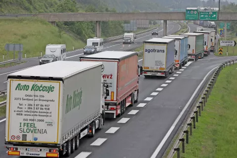 Zaradi zaprtja predora Karavanke so včeraj na avtocesti mimo Jesenic znova stali tovornjaki. / Foto: PU Kranj / Foto: 