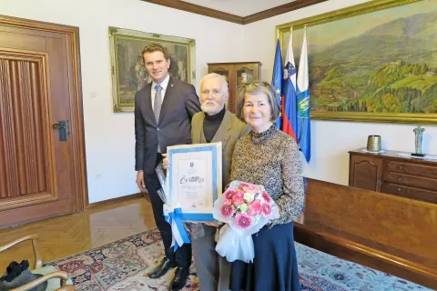 Zakonca Griljc ob šestdeseti obletnici poroke z županom Matejem Slaparjem / Foto: 