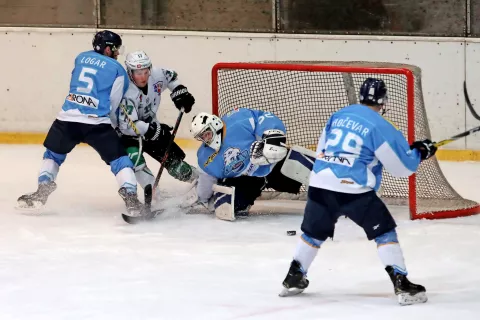 Na domačem ledu so hokejisti Triglava v soboto povedli, na koncu pa so morali priznati premoč SŽ Olimpije. / Foto: Gorazd Kavčič / Foto: 