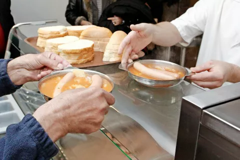 V razdelilnici hrane v Kranju vsak dan razdelijo več kot devetdeset toplih obrokov. Ne le brezdomcem, temveč tudi ostalim socialno najbolj ranljivim ljudem, tudi upokojencem ... / Foto: Gorazd Kavčič / Foto: 