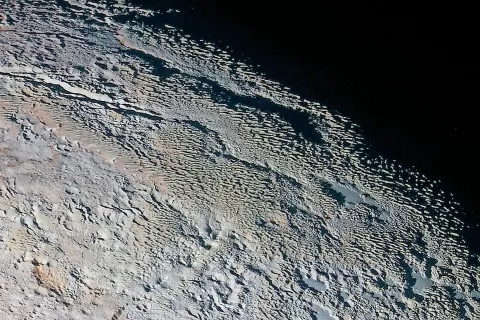 Površje Plutona, kakor ga je posnelo Nasino vesoljsko plovilo New Horizons, ko je 14. julija 2015 letelo mimo tega planeta na razdalji 12.500 kilometrov / Foto: Wikipedija / Foto: 