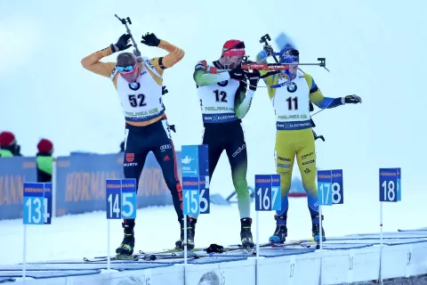Jakov Fak (v sredini) je na strelišču zgrešil zadnji, dvajseti strel, ki ga je stal še višje uvrstitve. / Foto: Gorazd Kavčič / Foto: 